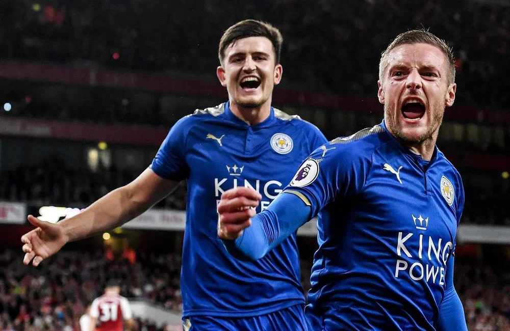 Jamie Vardy (derecha), celebra uno de sus goles en la Premier League junto a Harry Maguire (izquierda)