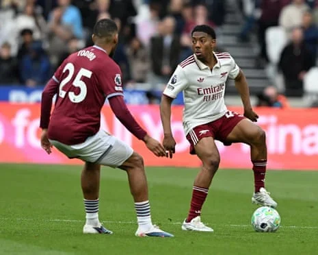 Arsenal's Myles Lewis-Skelly controls the ball while being put under pressure by West Ham's Jean-Clair Todibo