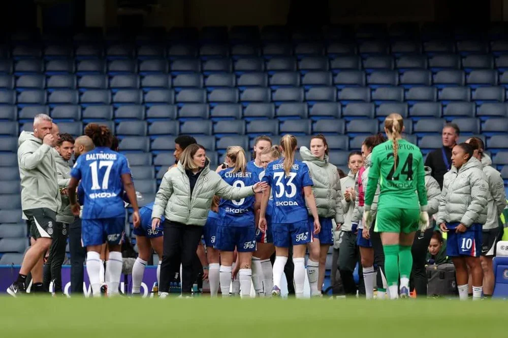 Chelsea head coach Sonia Bompastor talks to players during the Women's FA Cup semi-final against Manchester City om Sunday