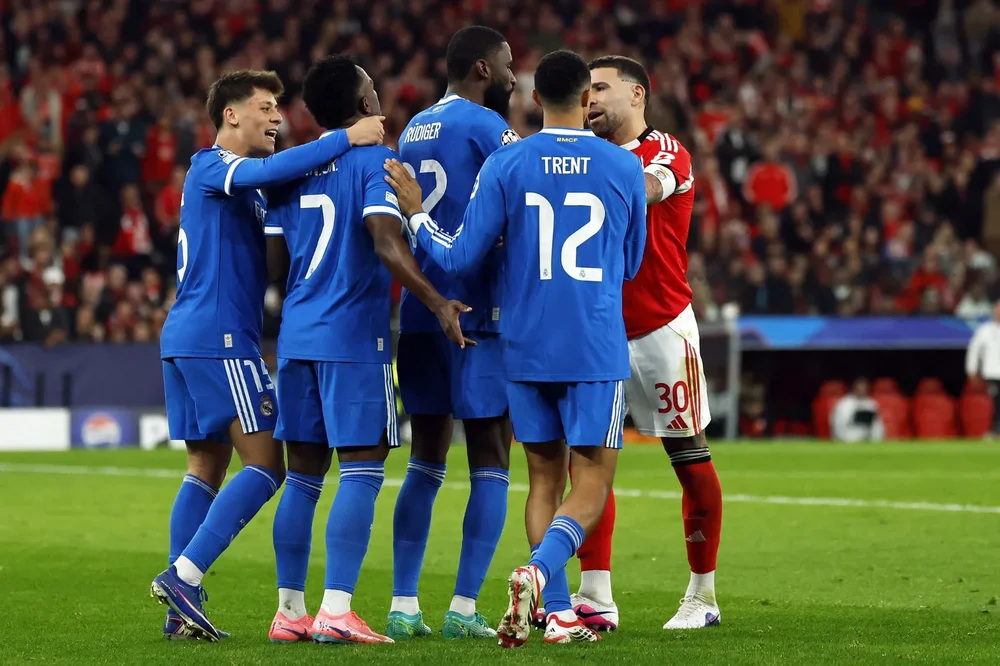 Otamendi se encara con los jugadores del Real Madrid